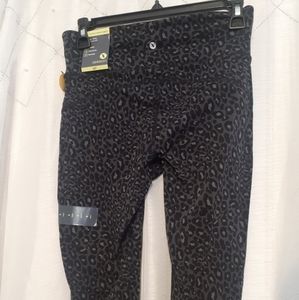 Cute cheetah print capri workout pant NWT